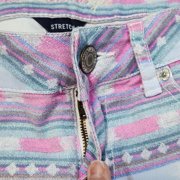 🔹️American Eagle Pink & Blue Aztec Print Raw Hem Shorts Size 4 - Picture 3 of 10